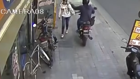 Un motochorro roba un celular en tiempo récord