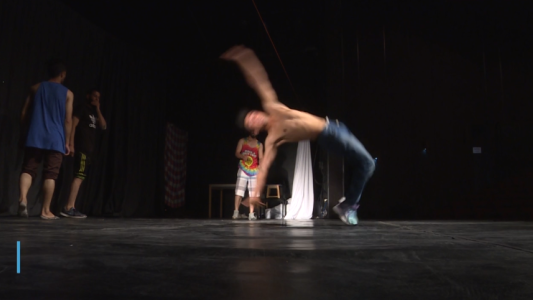 Breakdance para enfrentar el miedo y la guerra