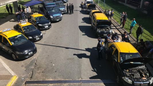 Golpe a la mafia de los taxis: Policía Federal secuestró más de 50 taxis en Retiro