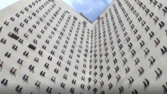 Conmovedora instalación artística por mujeres asesinadas