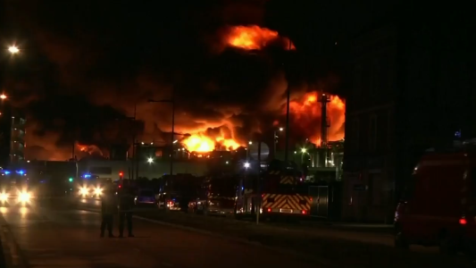 Voraz incendio de una planta química en Francia