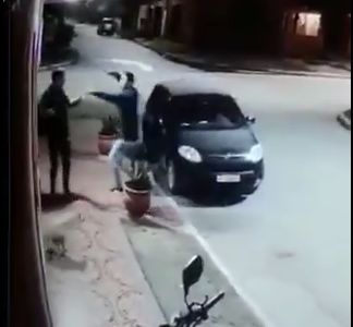 VIDEO: iba a robarle pero se dio cuenta que era un amigo