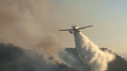 Así combaten el incendio forestal que azota a Villa Carlos Paz