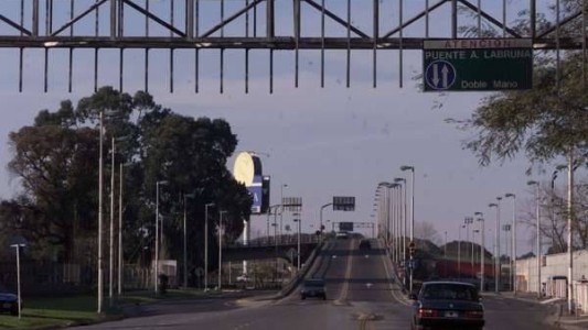 Fue a ver el partido de River y apareció colgado de un puente