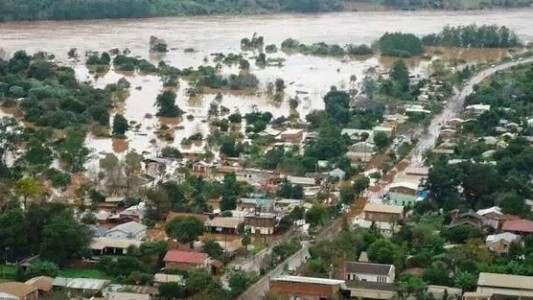 Por desborde de ríos Paraná y Uruguay, las cataratas triplicaron su caudal y hay 280 evacuados