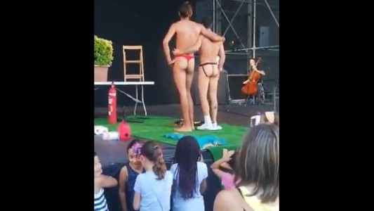 Escándalo en Barcelona: contrataron a strippers para una fiesta infantil