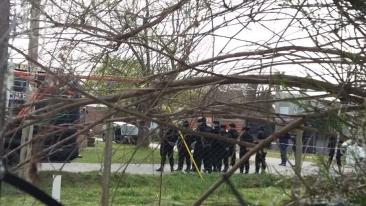 Tensión en Los Hornos: un hombre se atrincheró con su hijastra