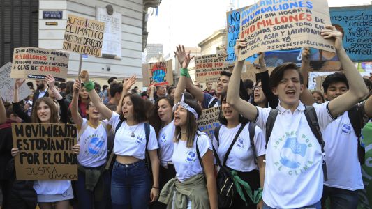 Marcha de jóvenes al Congreso para protestar contra el cambio climático
