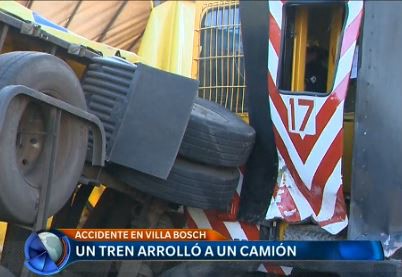 Un tren arrolló a un camión en Villa Bosch