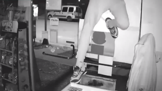 Ladrón se trepa como el hombre araña para robar un local