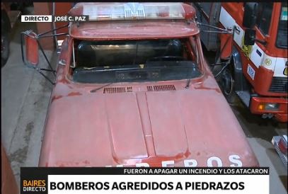 Agredieron a los bomberos a piedrazos