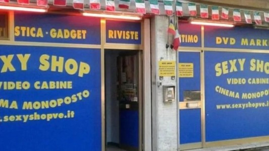 Ciclista paró en un sex shop, vio una porno, se masturbó y murió