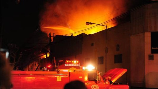 Impresionante incendio en una fábrica de pinturas en Villa Maipú