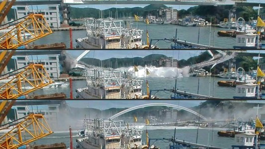 El momento del derrumbe de un puente en Taiwán