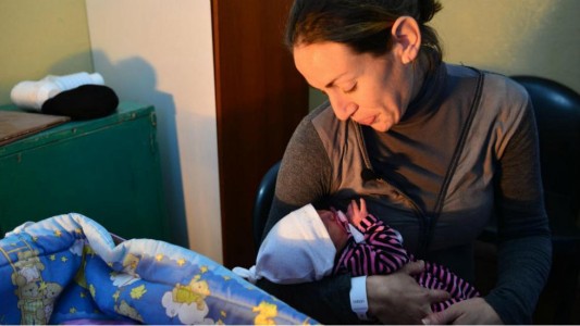 Llegó al hospital con trabajo de parto pero no la atendieron: el bebé nació en el baño