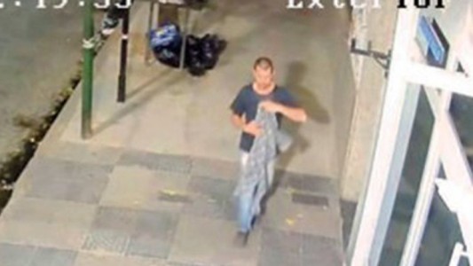 Chacarita: buscan a un violador que fue registrado por las cámaras de seguridad