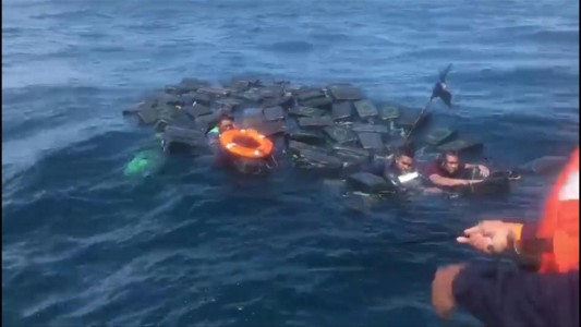 Náufragos se salvan gracias a una balsa de panes de cocaína