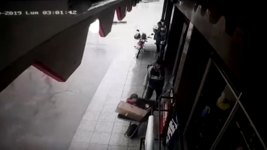 El robo de una carretilla con su hijo como carga