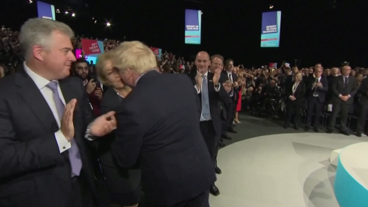 Boris Johnson complicado con el Brexit y los besos