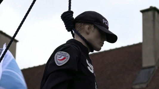 Ahora son los policías los que protestan en Francia