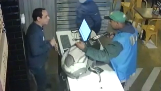 Ladrones encañonan al cajero y se llevan la recaudación de un bar