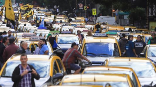 Caos de tránsito en Capital por la protesta de taxistas contra Uber y Cabify