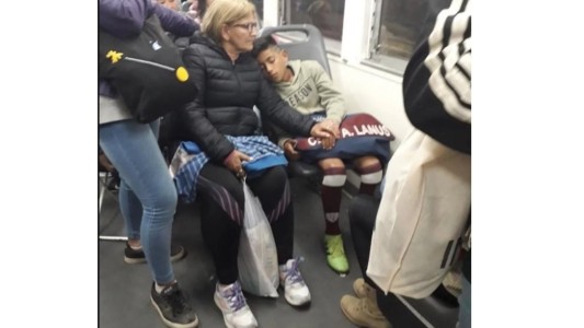 La foto viral del nene que juega en Lanús mientras duerme en el tren