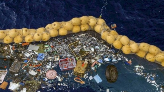 Con un nuevo sistema, limpian la isla de plástico del océano Pacífico