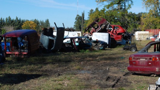 Detienen a una mujer y dos hombres acusados de robar y desguazar autos (1)