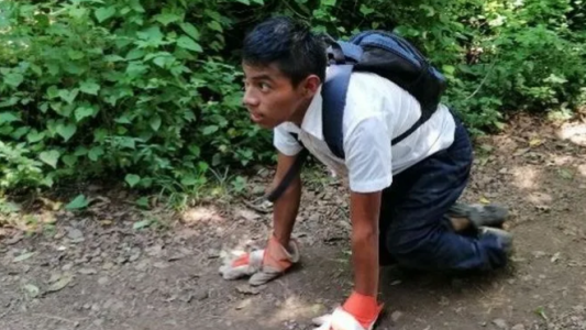 El nene con parálisis cerebral que gatea dos kilómetros por día para llegar a la escuela