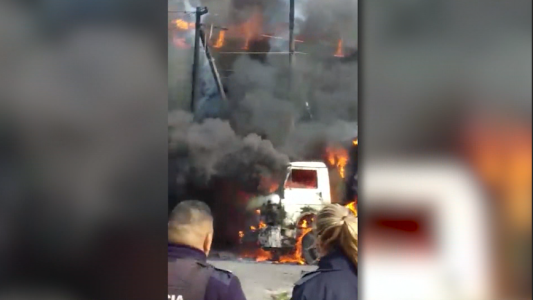 El incendio de un camión de basura se propagó y destruyó una casa