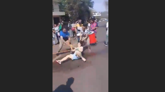 Una mujer intentó apagar el fuego de un piquete y la golpearon brutalmente