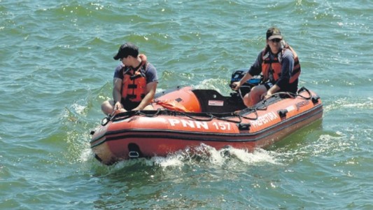 Retoman la búsqueda del joven que cayó desde un barco en el Río de la Plata