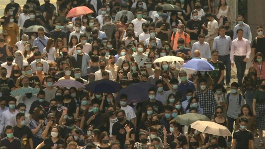 Prohíben usar máscaras en las protestas en Hong Kong