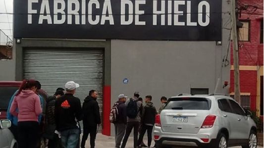 Largas colas por una convocatoria para trabajar en una fábrica de hielo