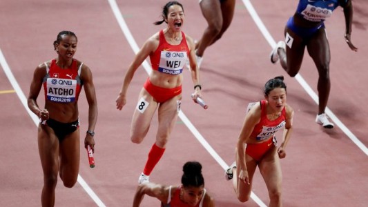 Dos deportistas corrieron para atrás por error en el mundial de atletismo