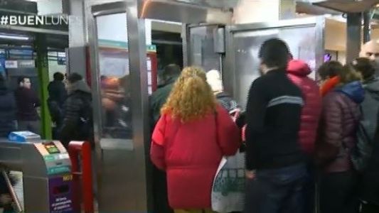 Usuarios del subte B viajan gratis y son recibidos con café