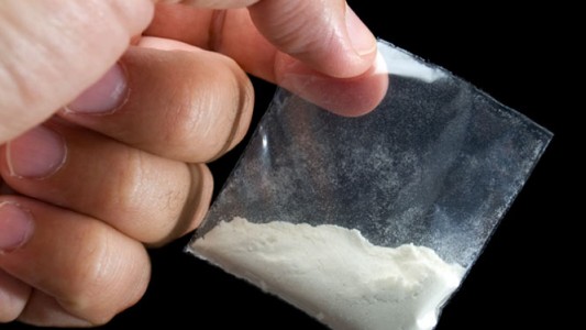 Procesan a un policía por omitir que a un detenido le secuestraron droga y dinero