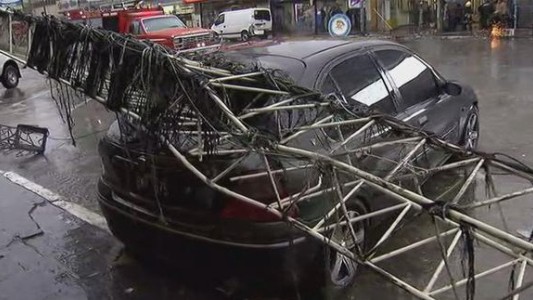 Por la tormenta, cayó sobre un auto el arco de hierro de Ramos Mejía