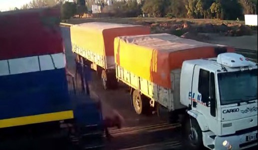 Video: impactante choque de un tren con un camión en Santa Fe