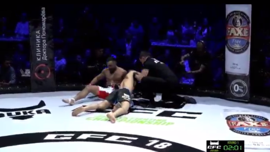 Luchador estrangula a su rival, lo deja inconsciente y se rehúsa a soltarlo