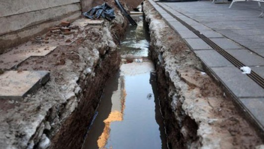 La rotura de un caño de agua inundó la peatonal de Rosario