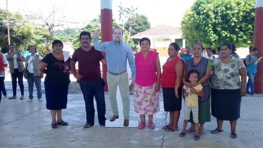 Un intendente manda una figura suya de cartón a los actos