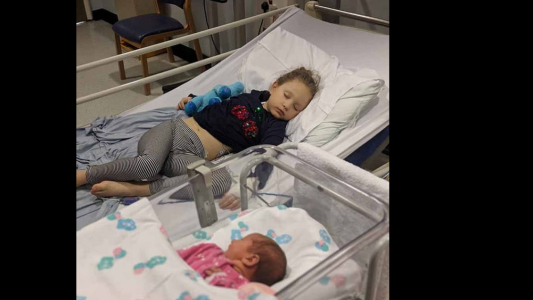 Una nena murió poco después de nacer su hermana: los padres pasan cinco días con el cuerpo para estar en familia