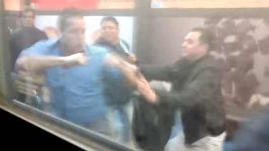 Video: colectivero, a los golpes con un pasajero que no quería pagar boleto