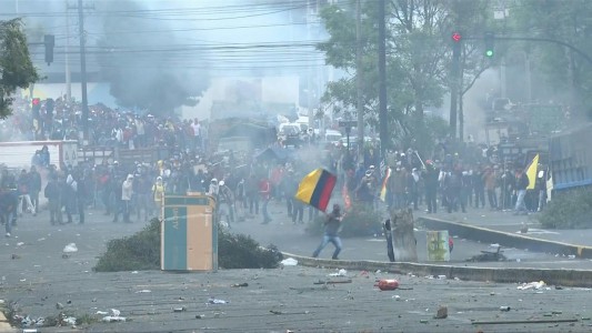 Crece la tensión en Ecuador: toque de queda nocturno en sedes públicas