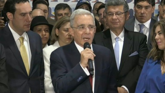 El expresidente Álvaro Uribe es investigado por soborno y fraude procesal