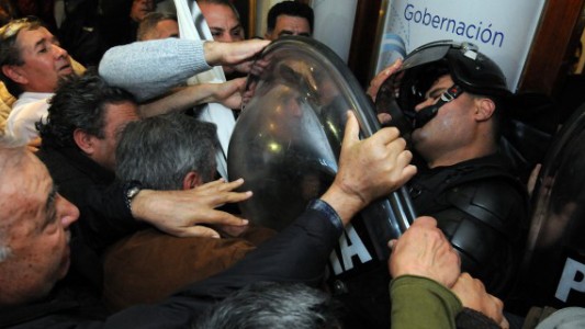 Mendoza: Policías retirados destrozaron la casa de Gobierno