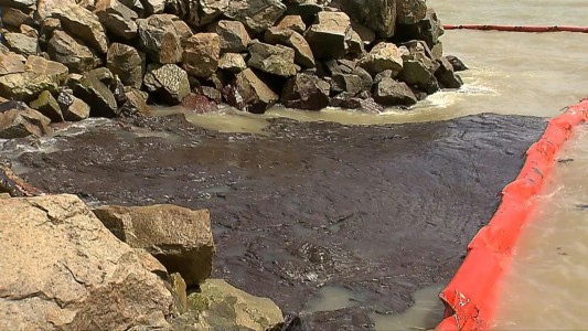 Aparecen misteriosas manchas de petróleo en las playas de Brasil