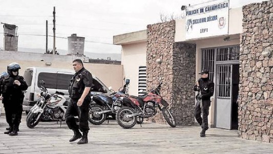 Fue a la comisaría a hacer un trámite y la obligaron a desfilar desnuda